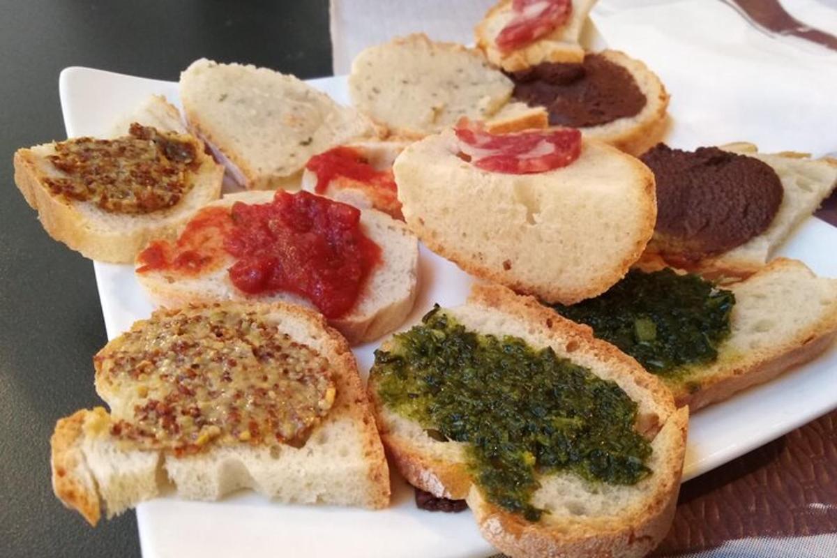 um prato de pão com diferentes tipos de comida