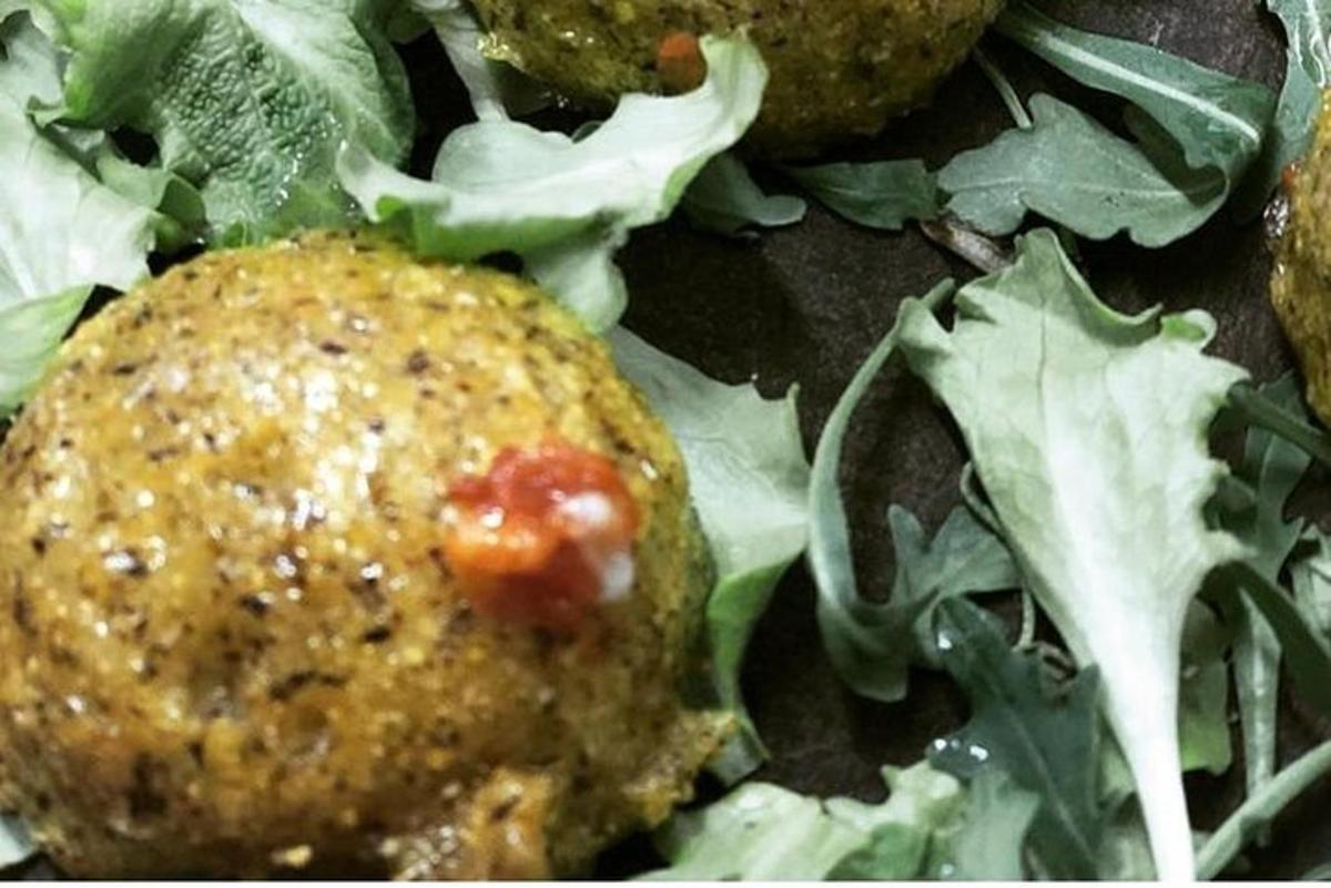 sepinggan makanan dengan burger dan salad