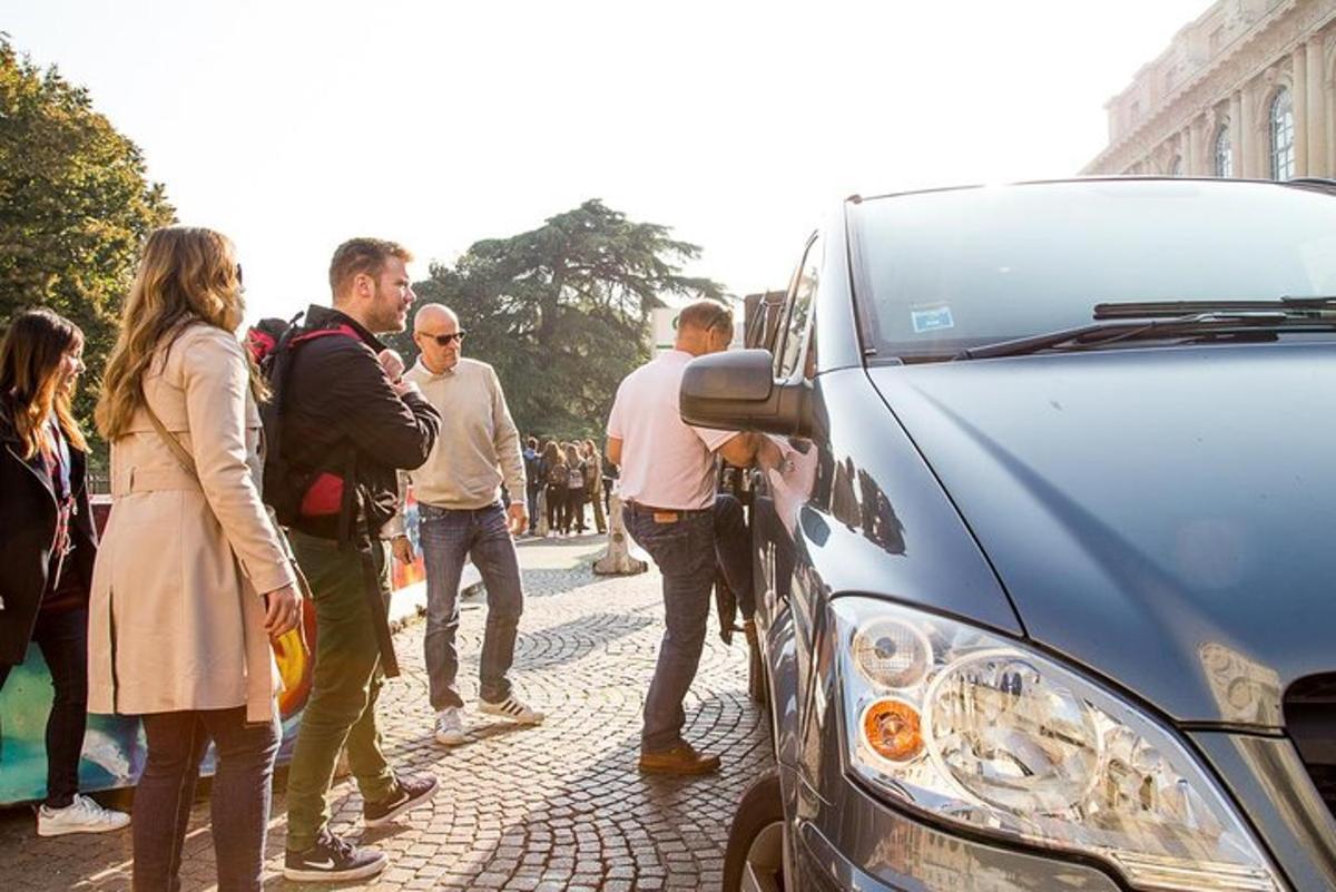skupina lidí stojících na ulici a dívajících se na auto