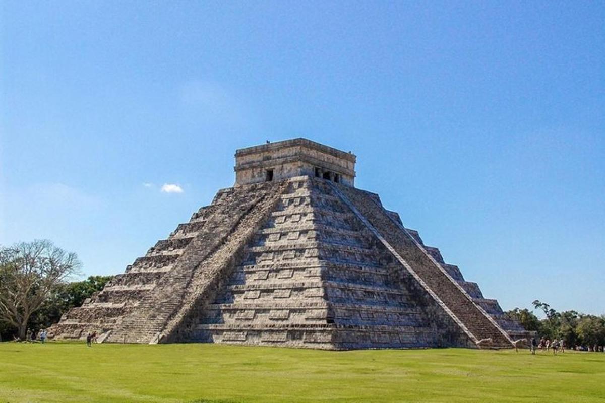 pyramidi keskellä peltoa