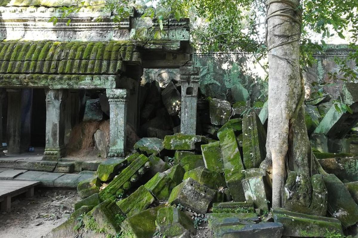 dinding batu dengan bangku di hadapan bangunan