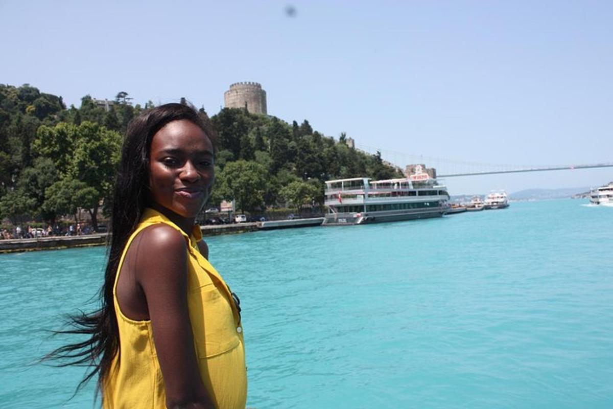 una donna in un vestito giallo in piedi davanti all'acqua
