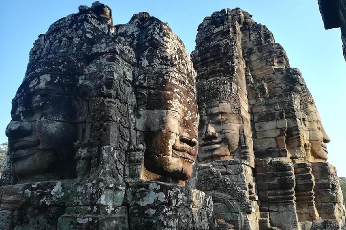 kepala batu besar di sisi bangunan