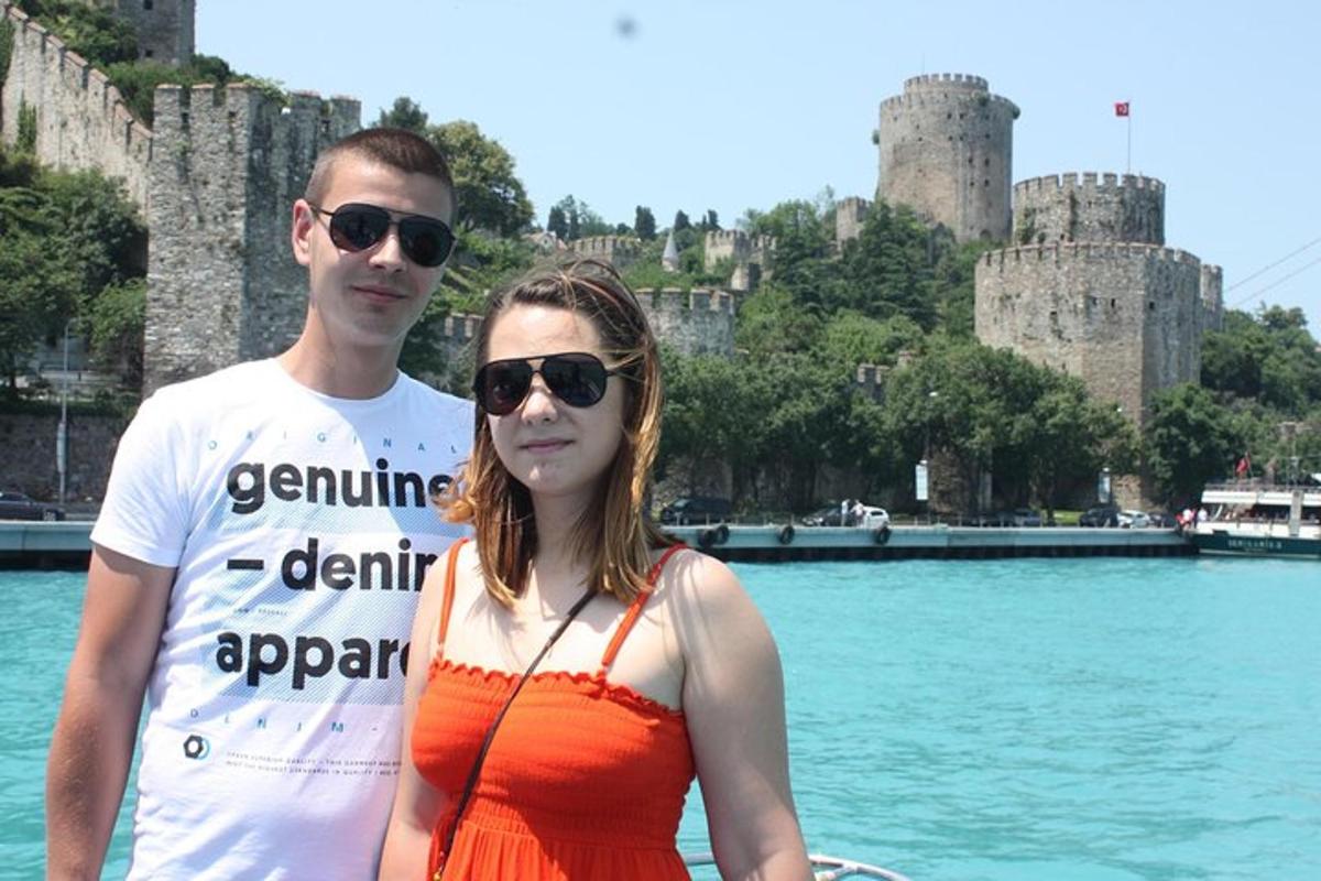 un uomo e una donna in piedi davanti a un castello