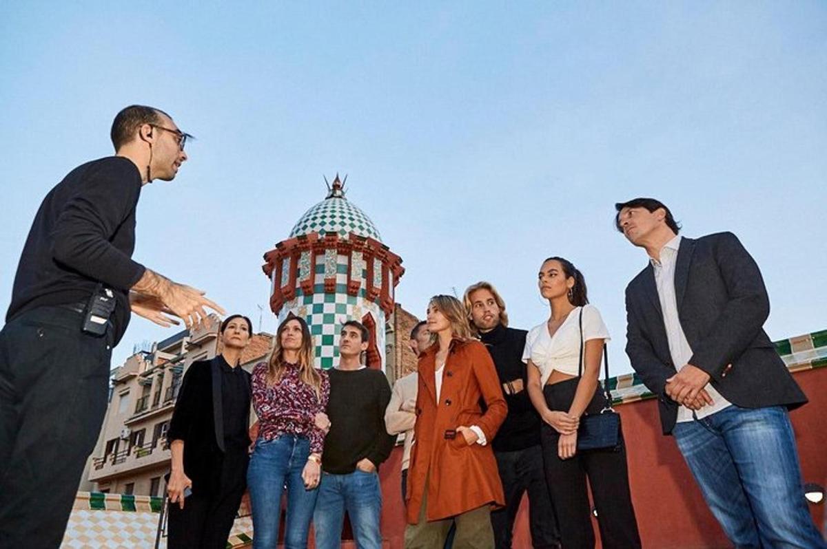 Un grupo de personas de pie frente a un edificio.