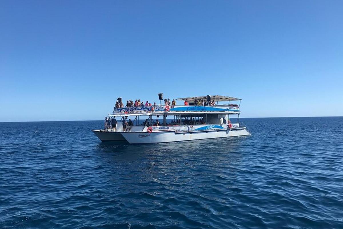 un gruppo di persone su una barca in acqua