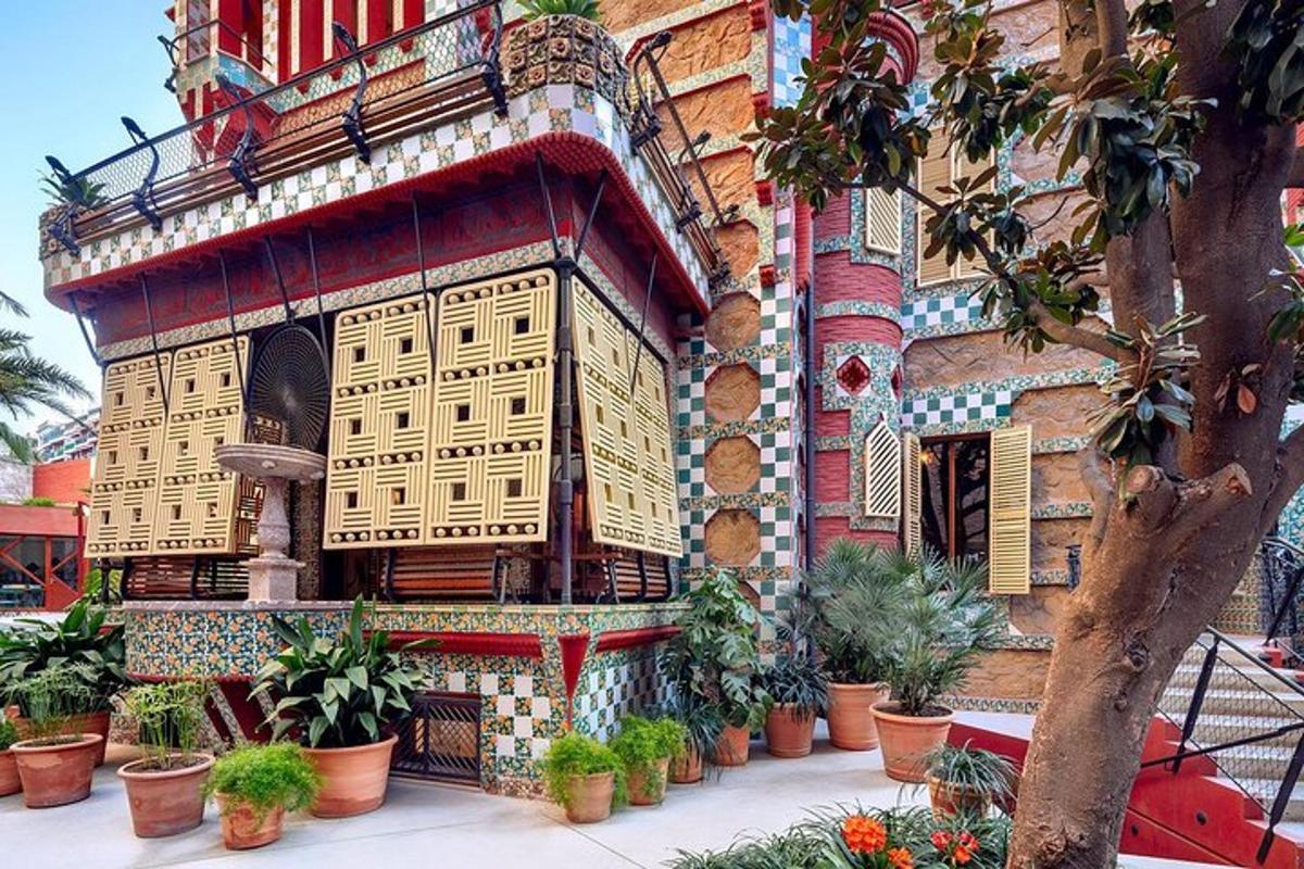 Un edificio con plantas en macetas en frente de él.