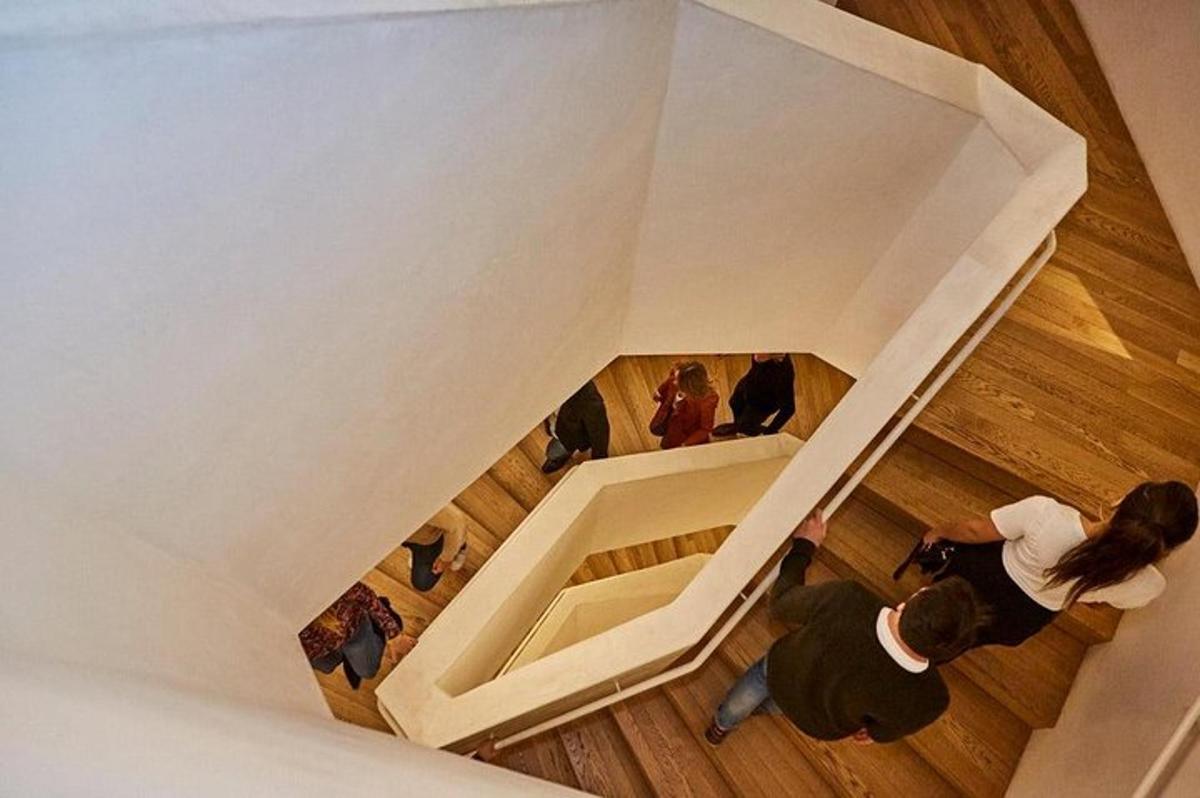 en gruppe mennesker som står på trappen til et hus