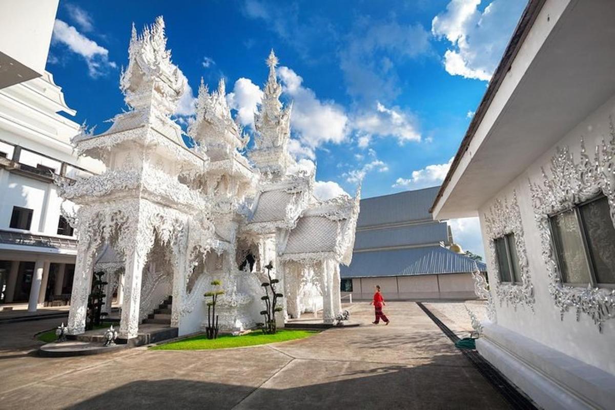 một người đang đi bộ trước một tòa nhà màu trắng