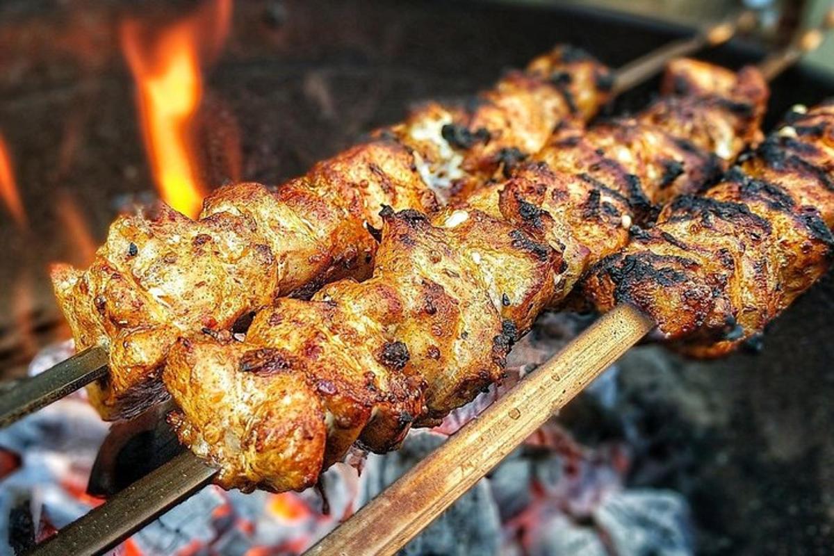 skupina jídla napíchnutého na špejle na grilu