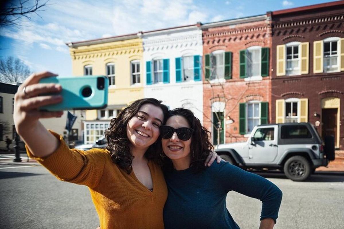duas mulheres em pé, uma ao lado da outra, tirando uma foto