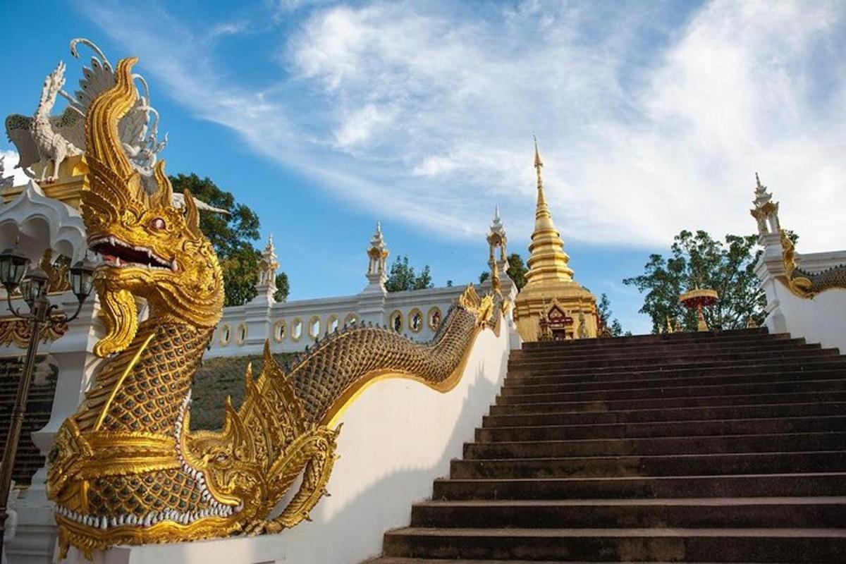 một con rồng vàng ở bên hông tòa nhà có cầu thang