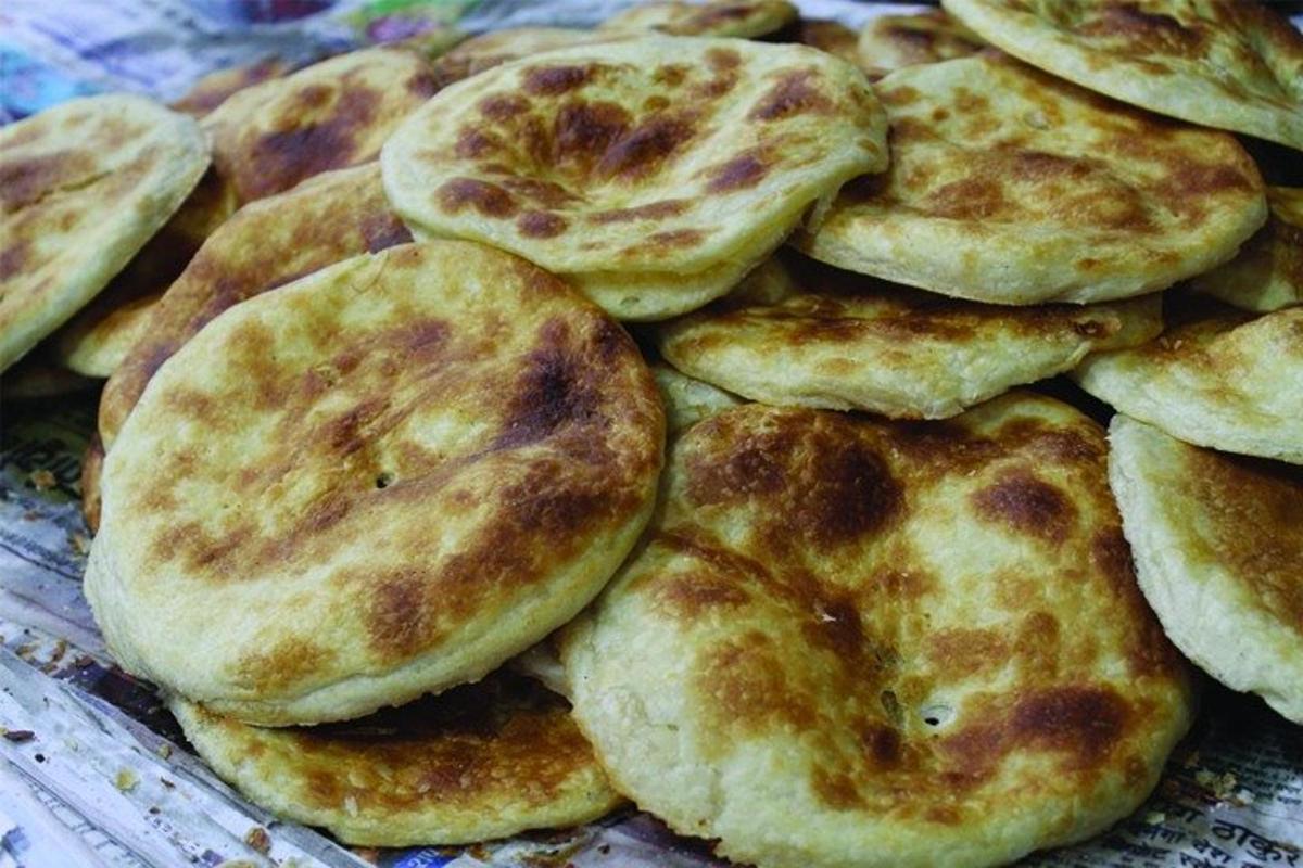 egy halom palacsinta az asztal tetején