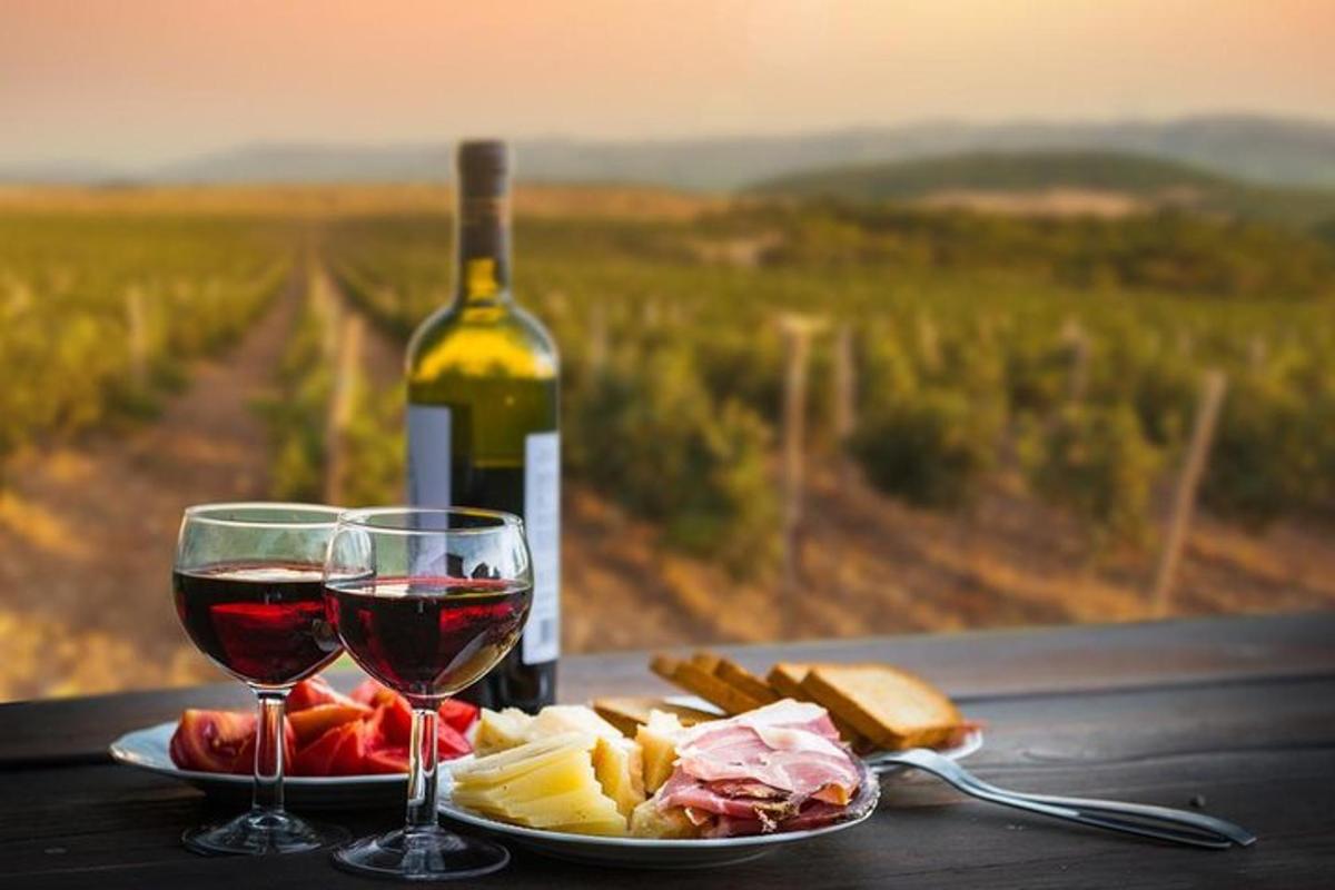 ein Tisch mit einem Teller Essen und zwei Gläsern Wein