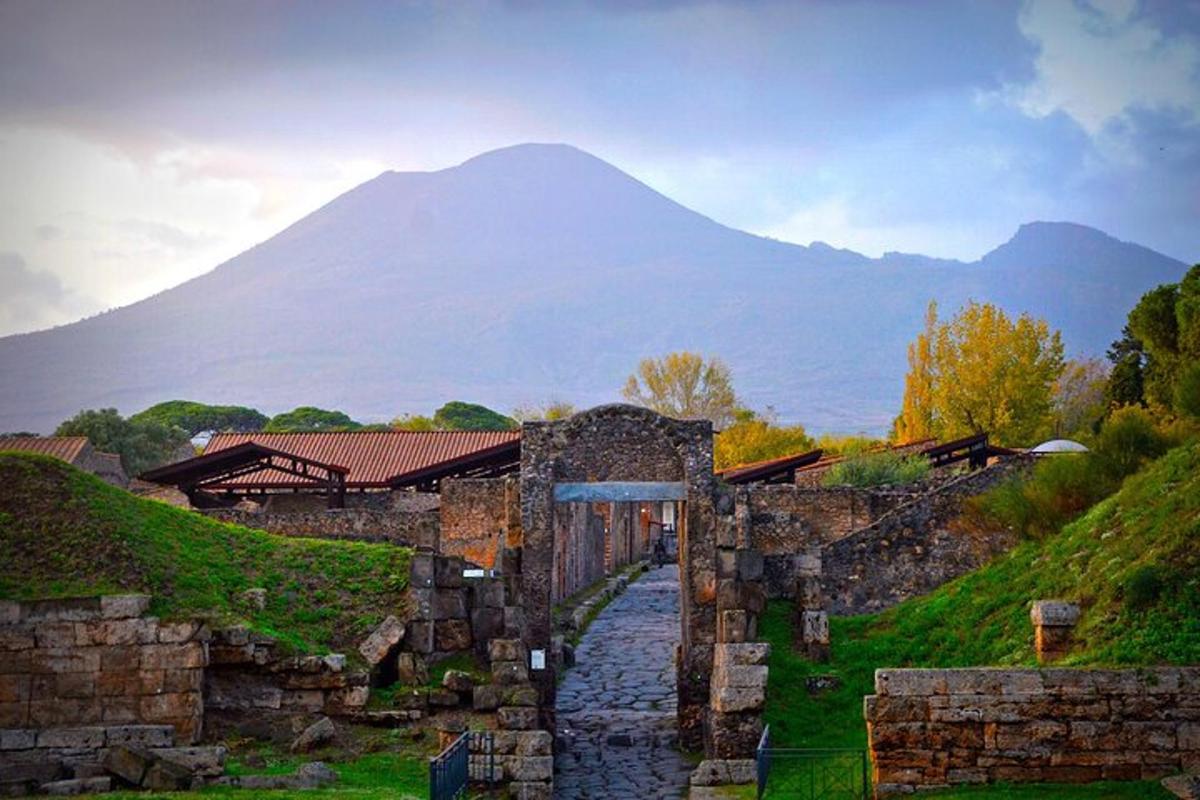 un edifici de pedra amb una muntanya al fons