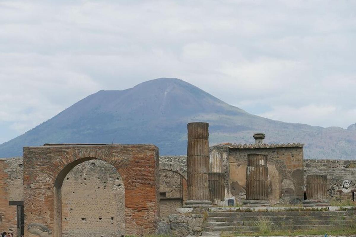 un edifici antic amb una muntanya al fons
