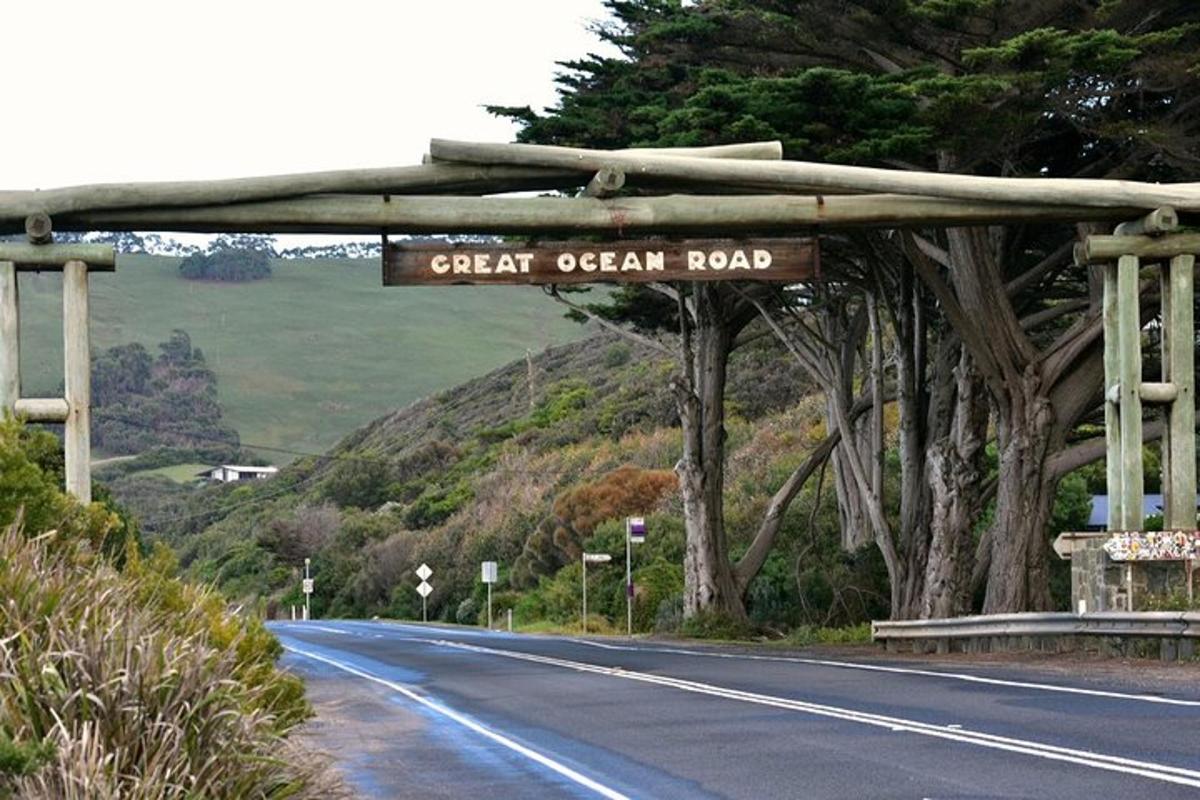 una carretera amb un rètol que diu "Gran Carretera Oceànica"