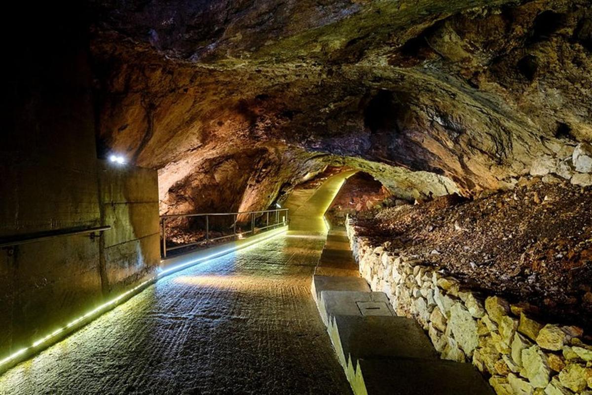 tunel v jeskyni v noci se světly