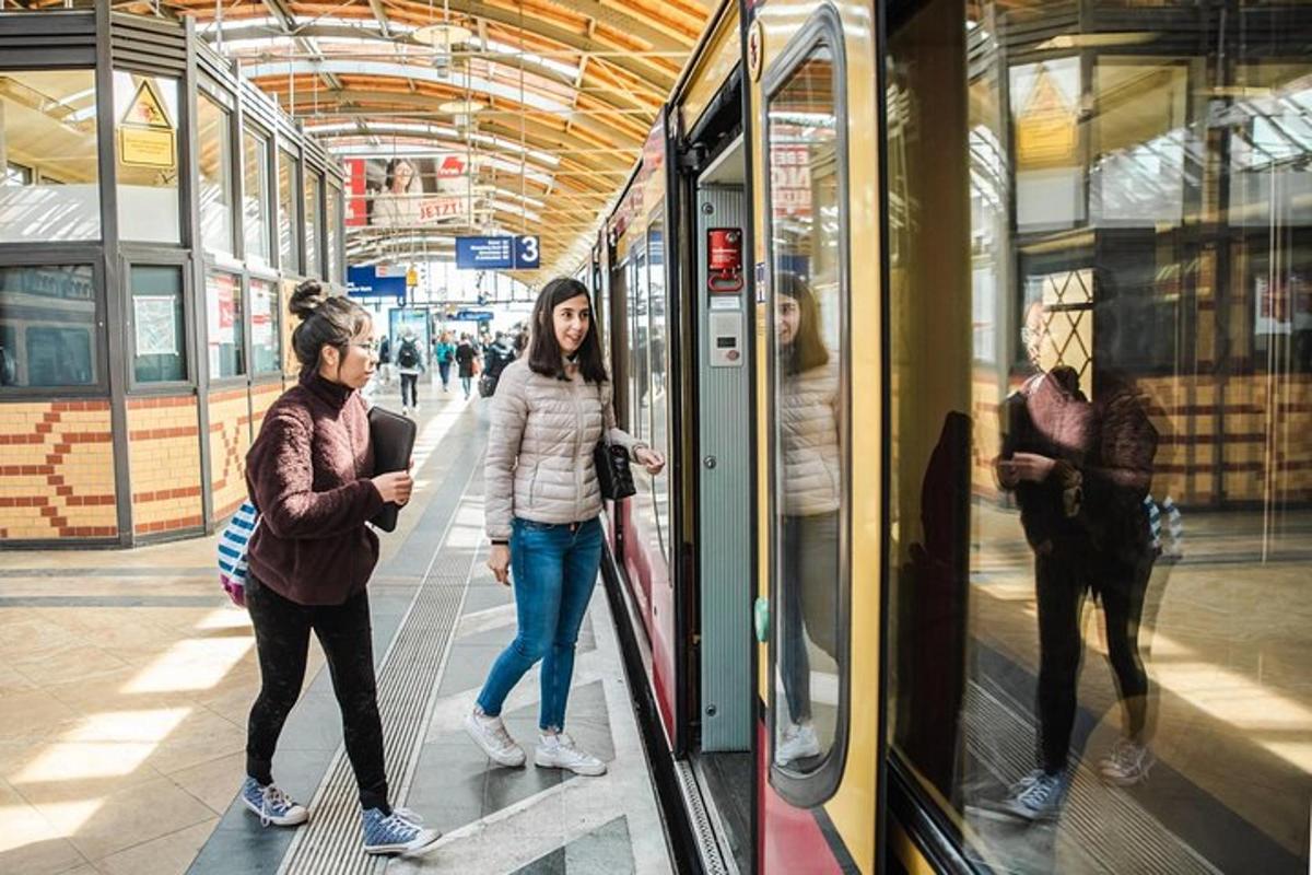 un grup de persones dempeus en una estació de tren