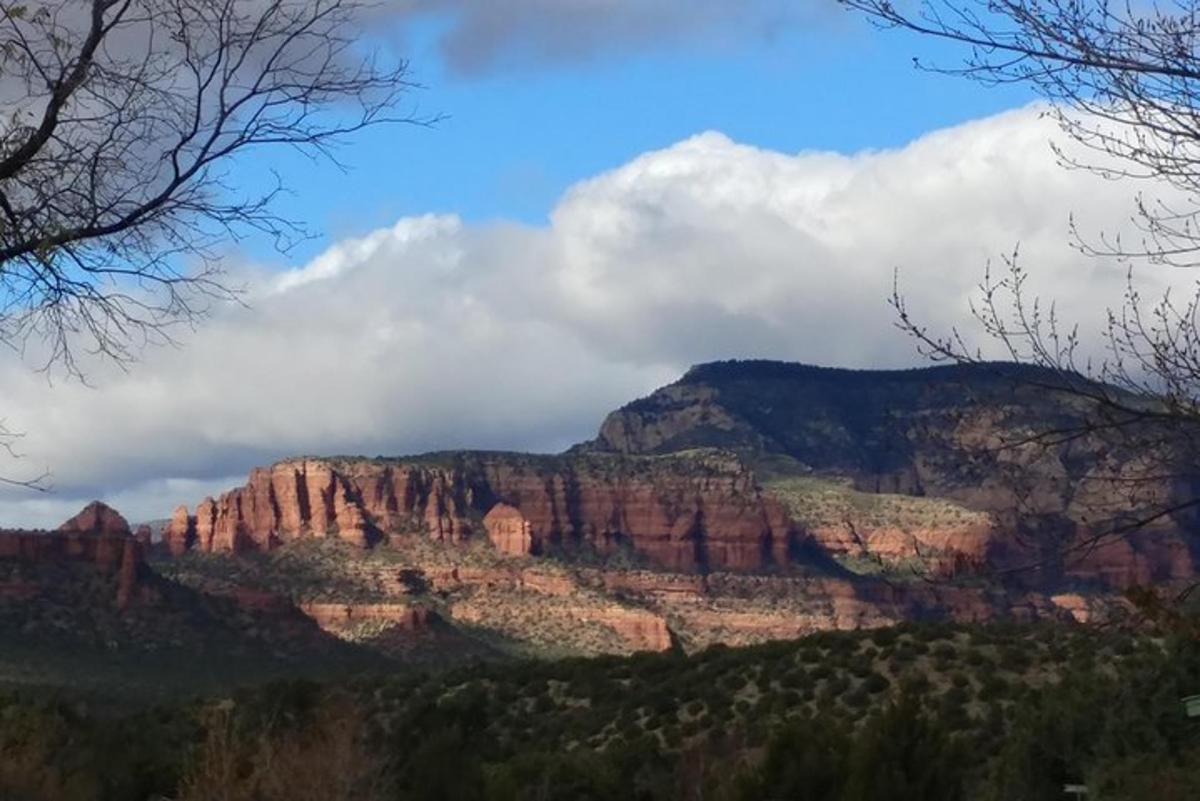 una vista de les muntanyes de la superstició des del canyó