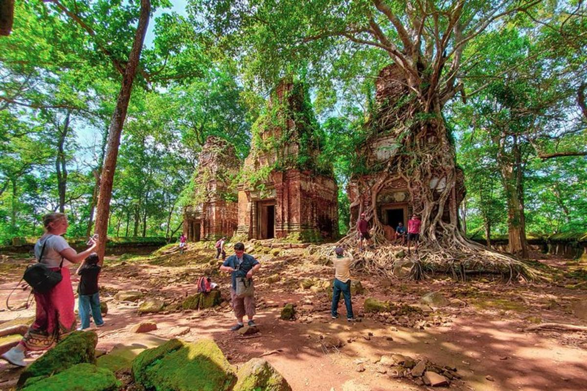 sekumpulan orang berdiri di hadapan pokok