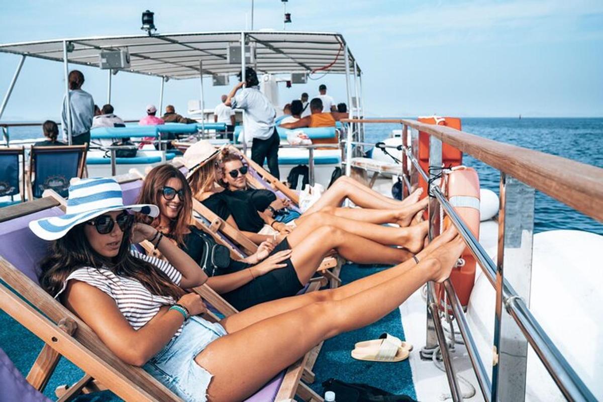 một nhóm các cô gái đang ngồi trên thuyền