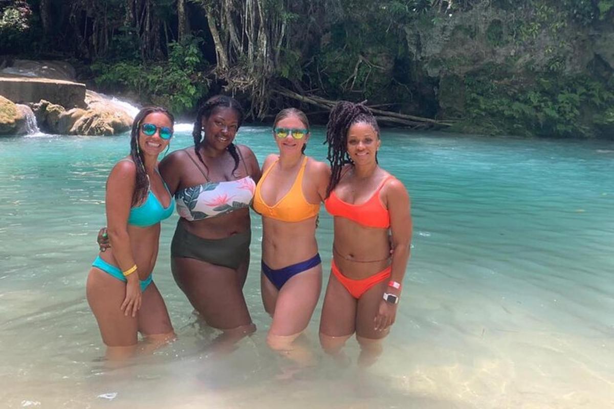 quattro donne in piedi nell'acqua su una spiaggia