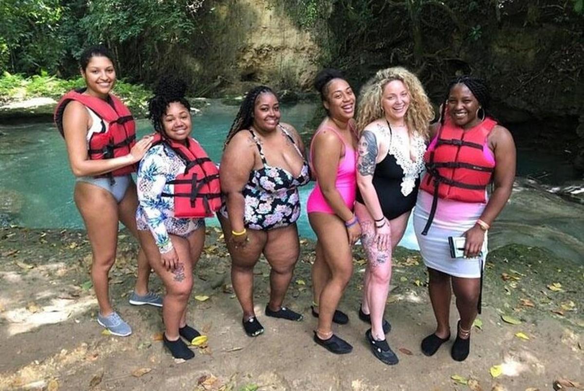 un gruppo di donne in piedi di fronte a un fiume