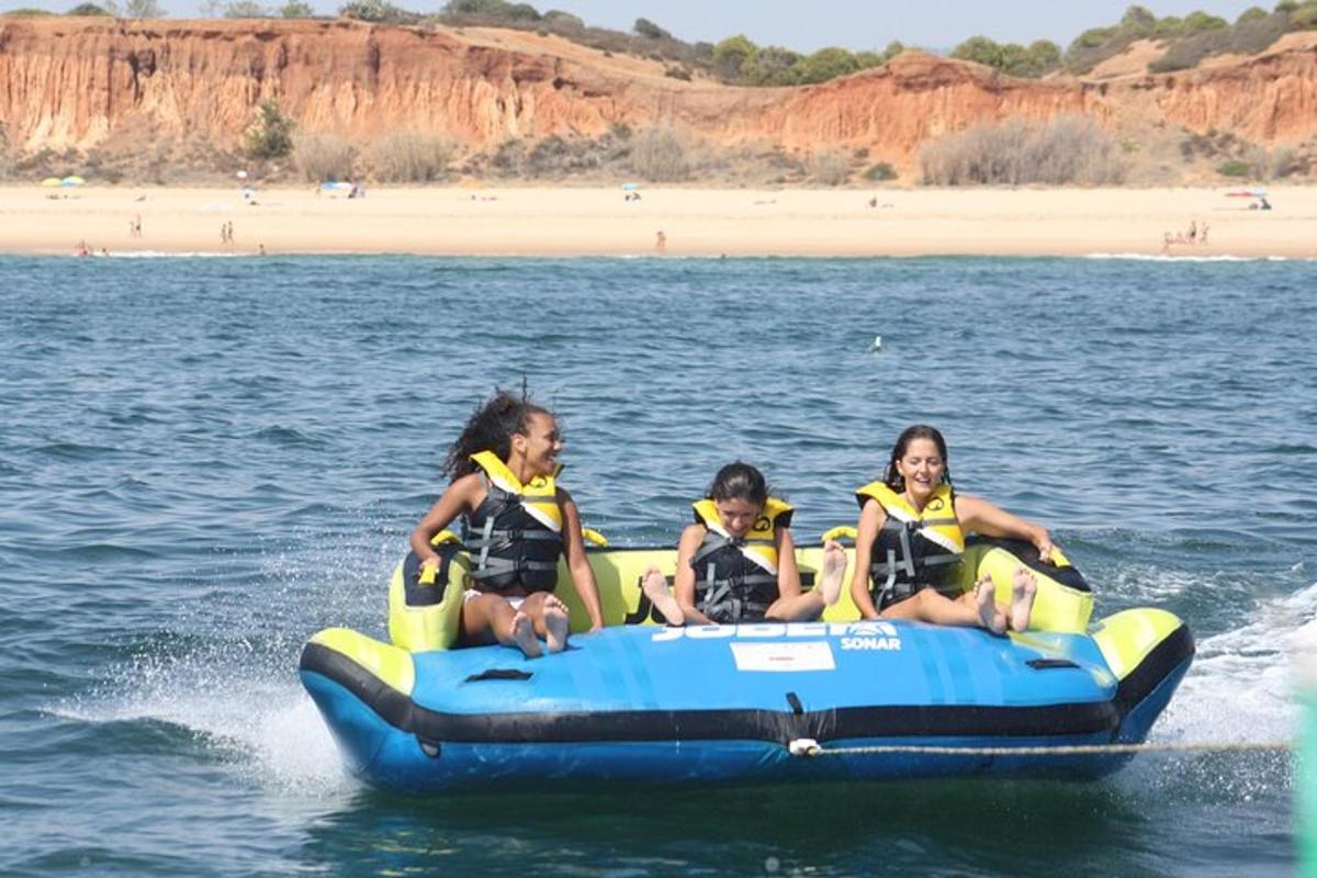 un gruppo di persone che viaggiano su una zattera sull'acqua
