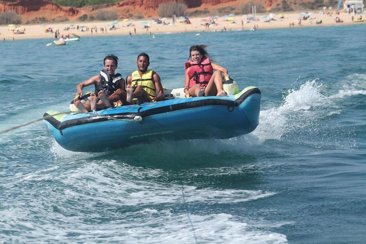 un gruppo di persone a bordo di una barca in acqua