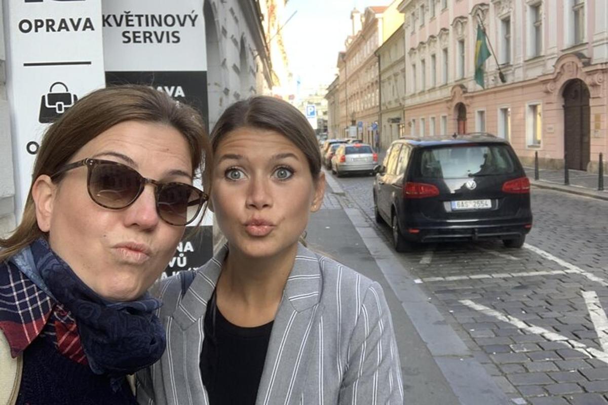 um homem e uma mulher parados em uma rua da cidade