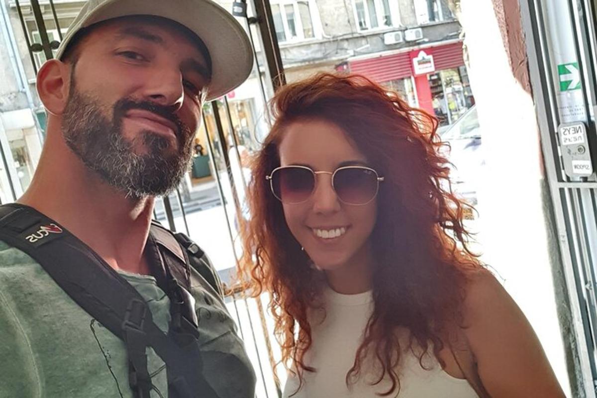 um homem e uma mulher parados um ao lado do outro