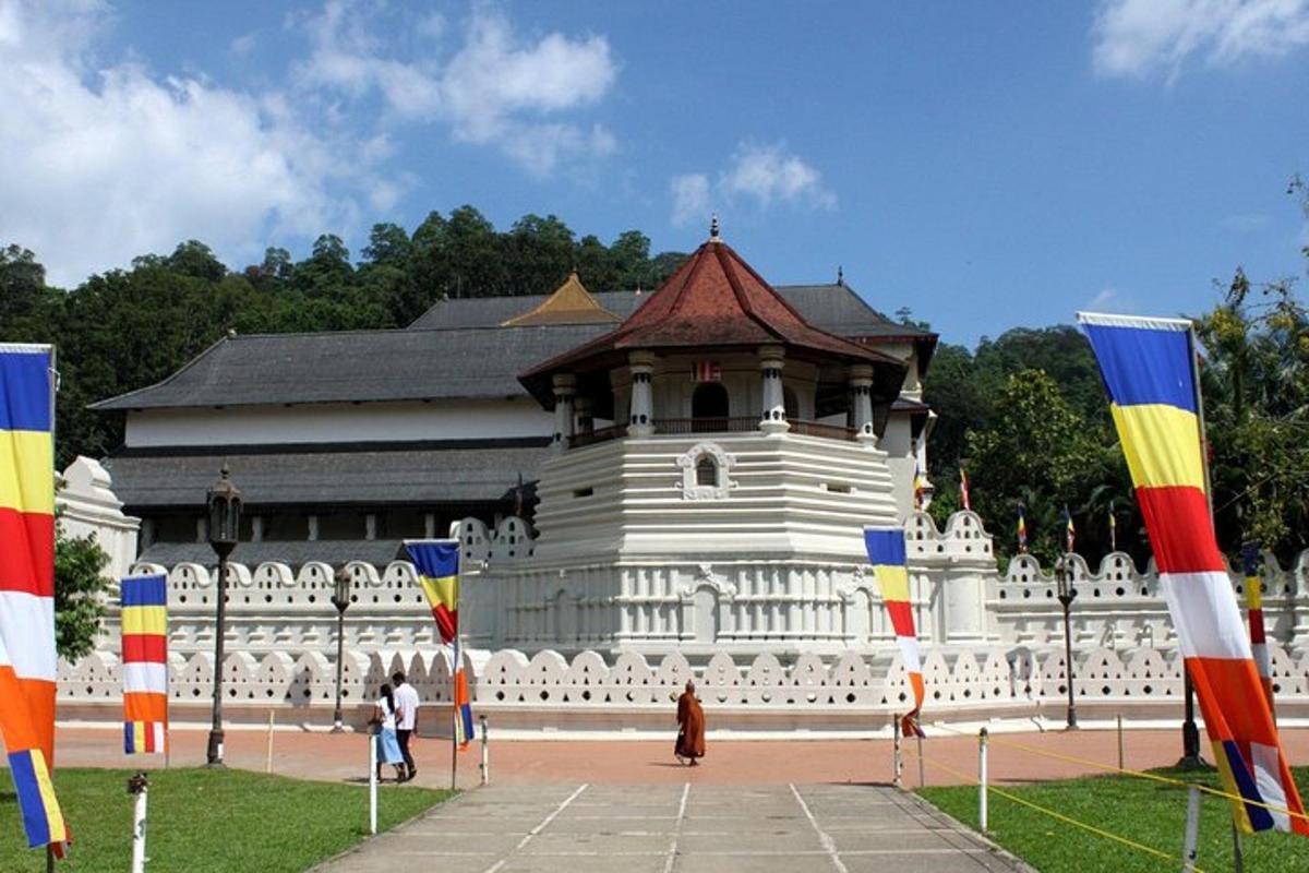 велика бела зграда са кулом испред ње