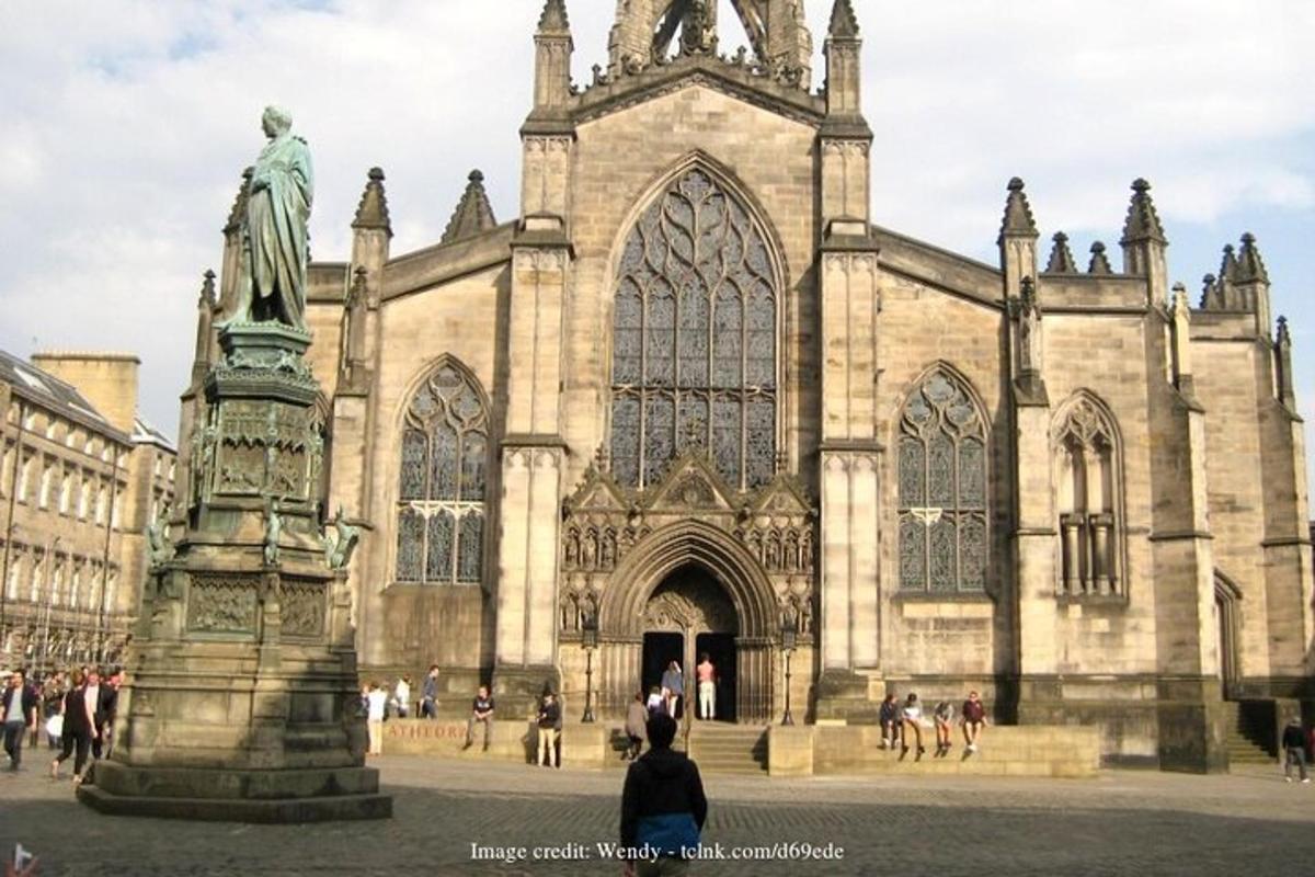 una grande cattedrale con una statua di fronte