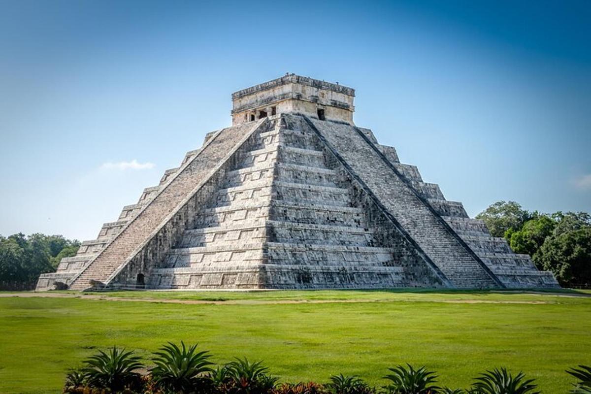 una pirámide en un parque con un campo de césped