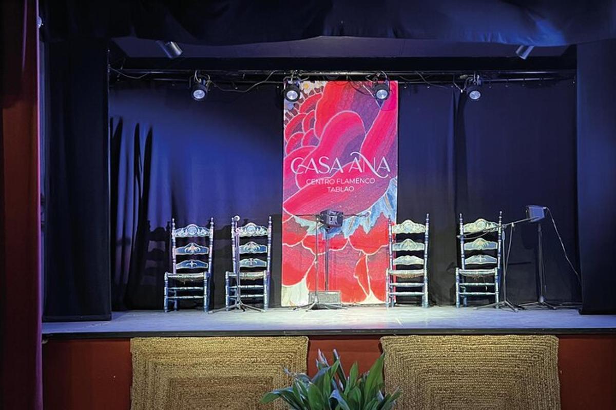 um palco com cadeiras e uma faixa nele
