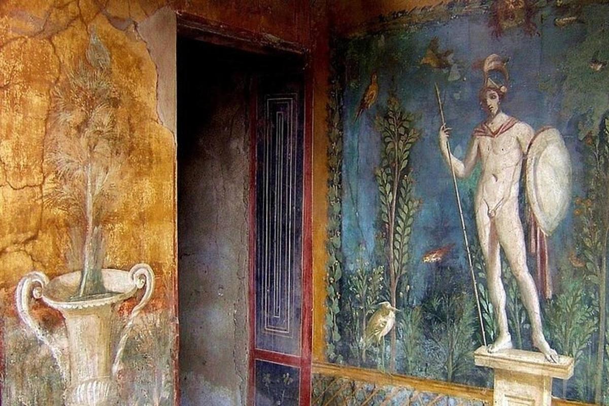Una pintura de un hombre con una lanza en una pared.