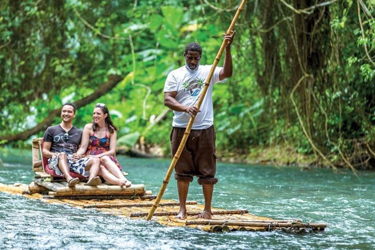 un uomo in piedi su una zattera di bambù in un fiume