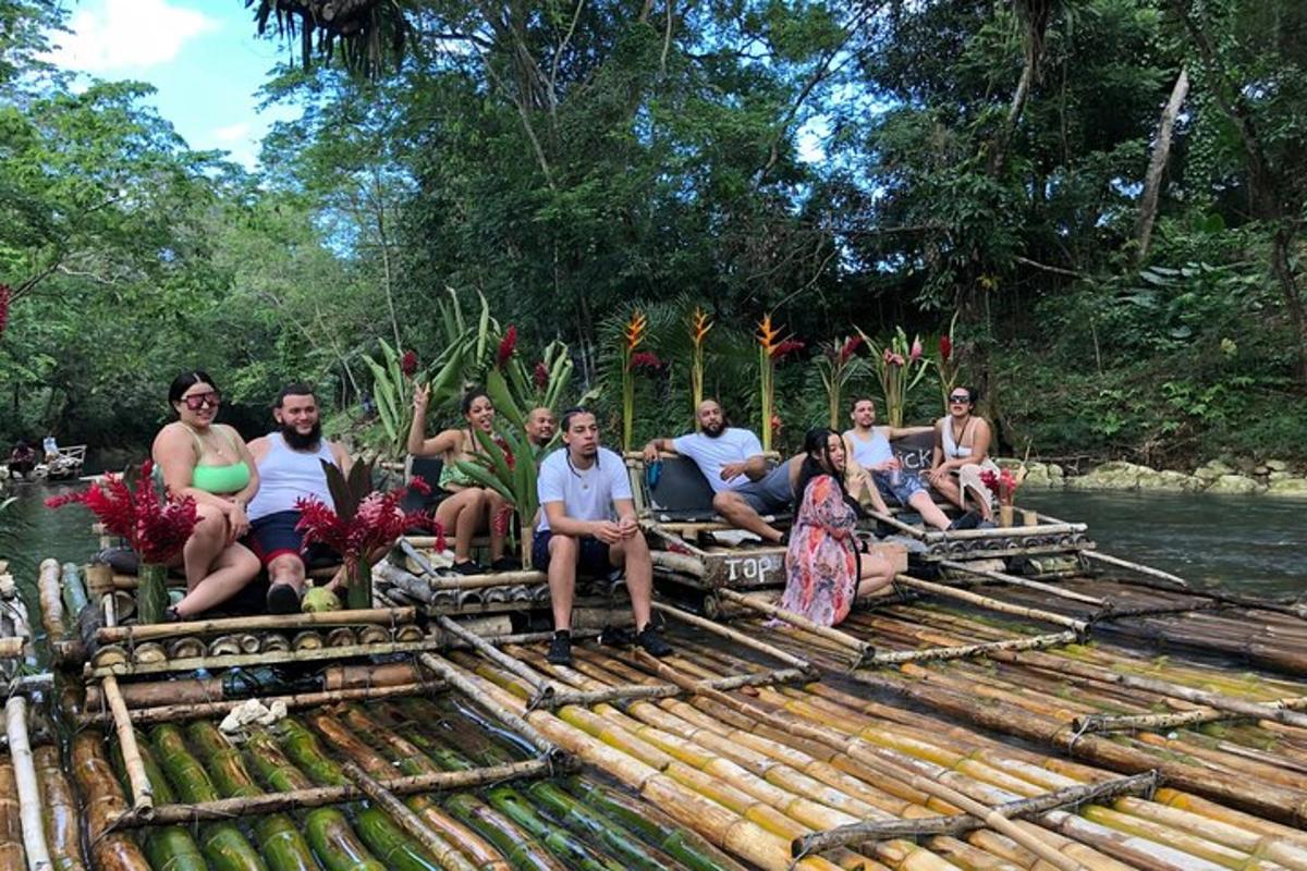 un gruppo di persone sedute su una zattera di bambù in acqua
