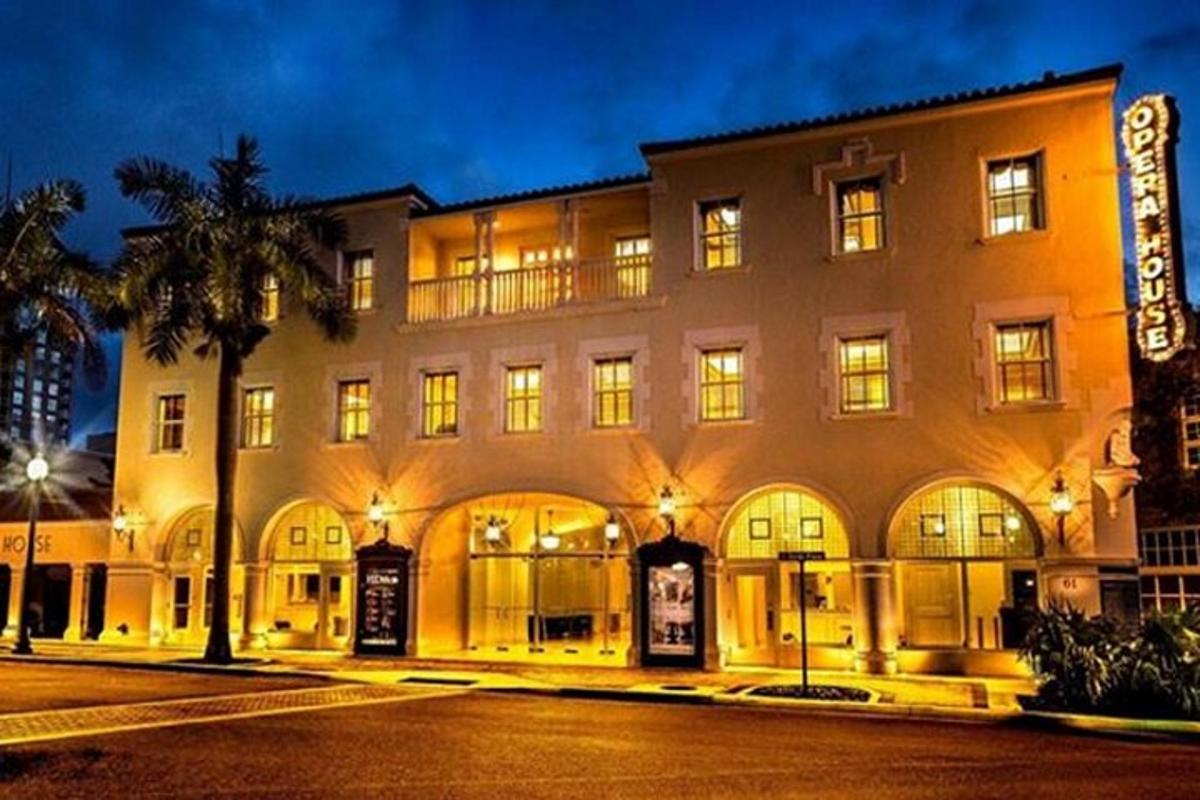 Un gran edificio con ventanas iluminadas por la noche.