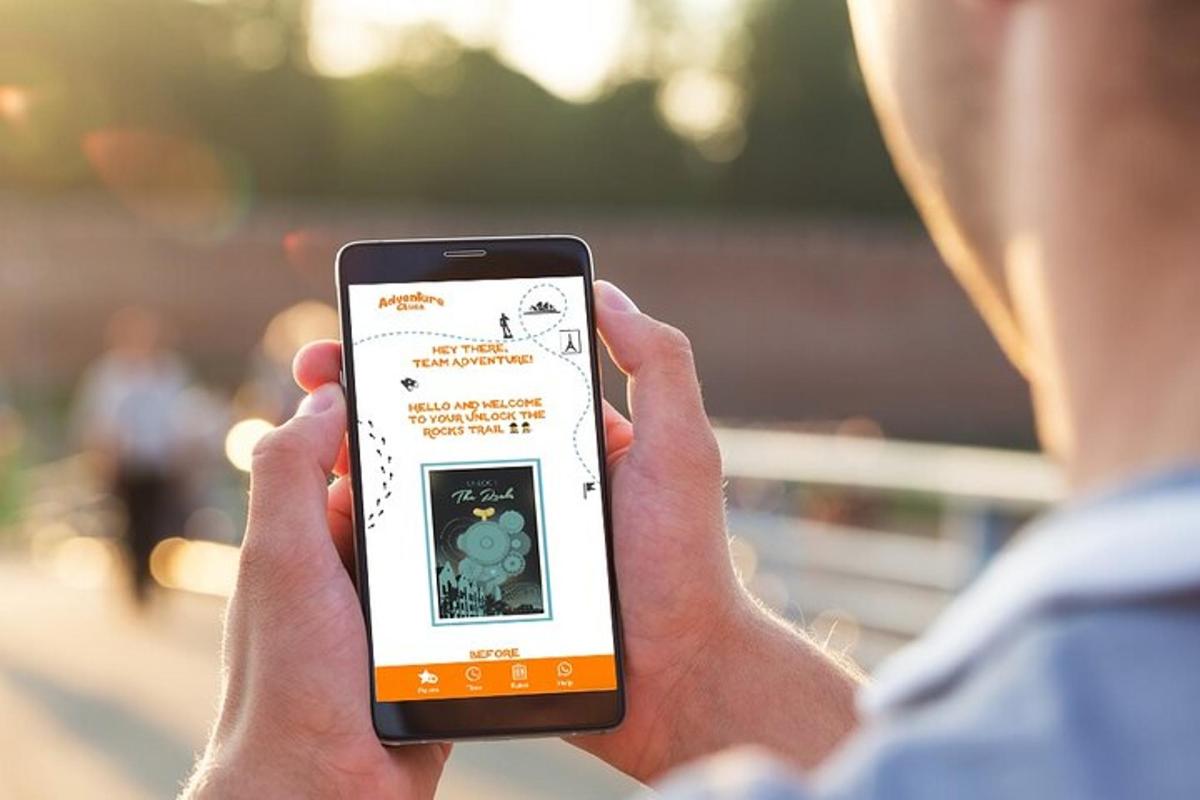 seseorang yang memegang telefon bimbit di tangan mereka