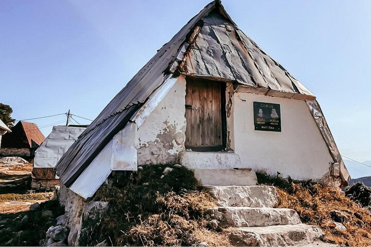 malá budova so schodmi a dverami