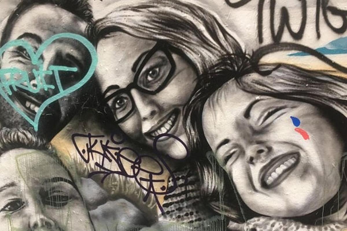 ένα σχέδιο μιας ομάδας ανθρώπων με γκράφιτι