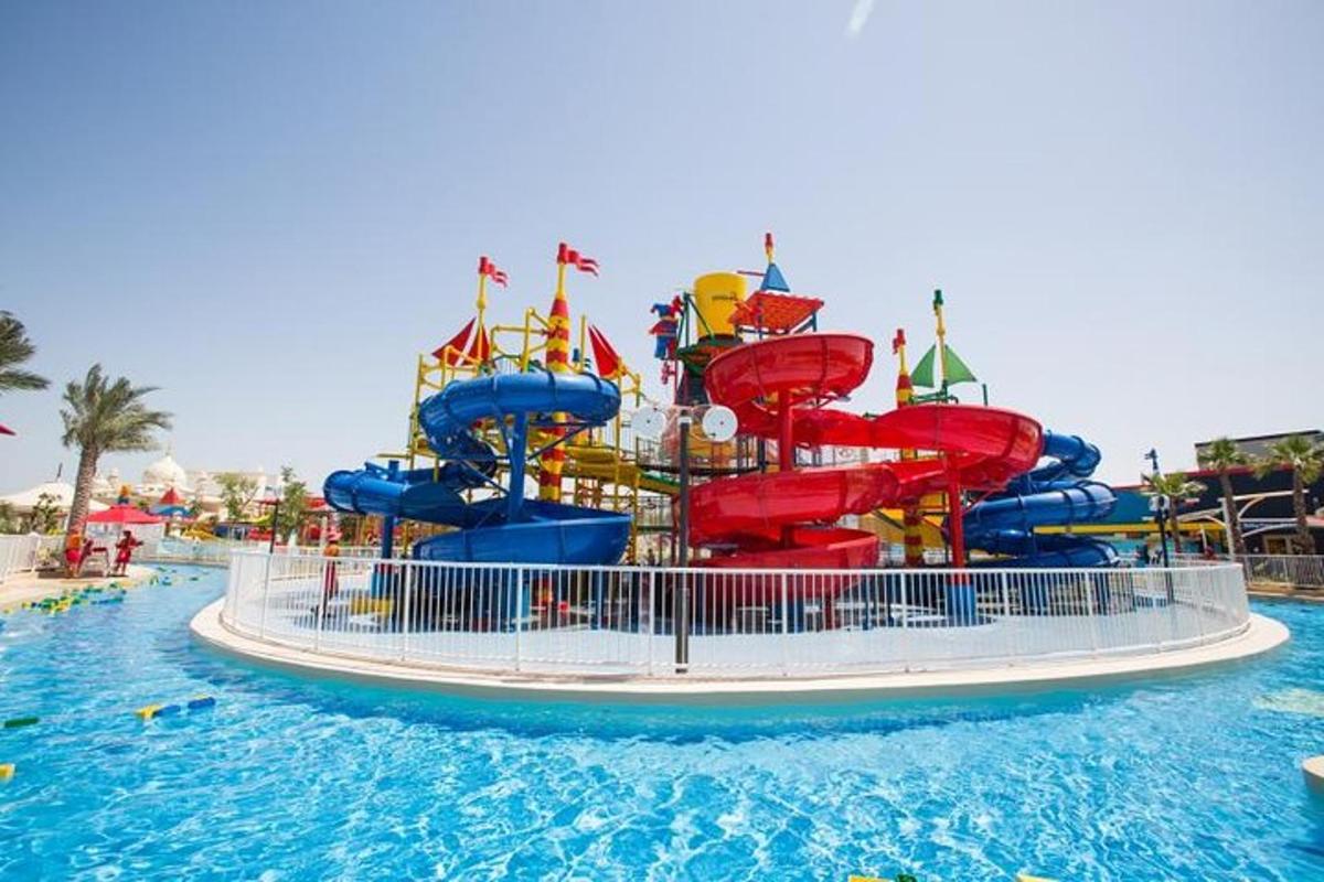 un parco acquatico con uno scivolo d'acqua in acqua