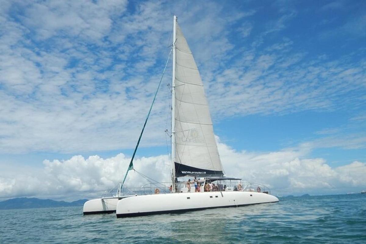 un voilier blanc flottant dans l'eau