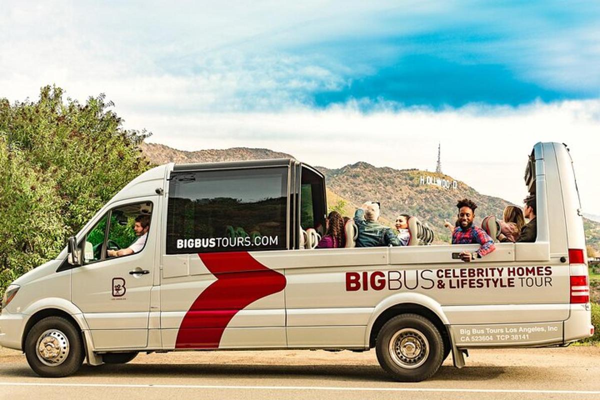 autobus s lidmi jedoucími v zadní části