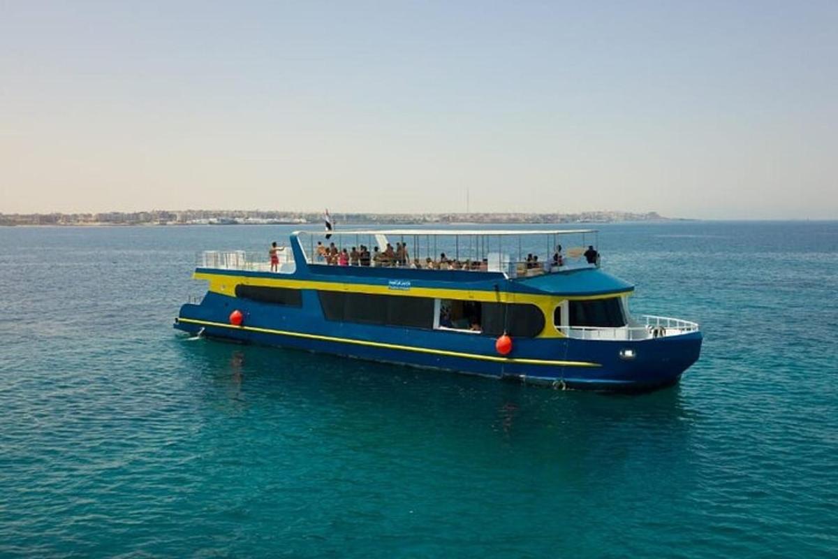 een blauw-gele boot in het water