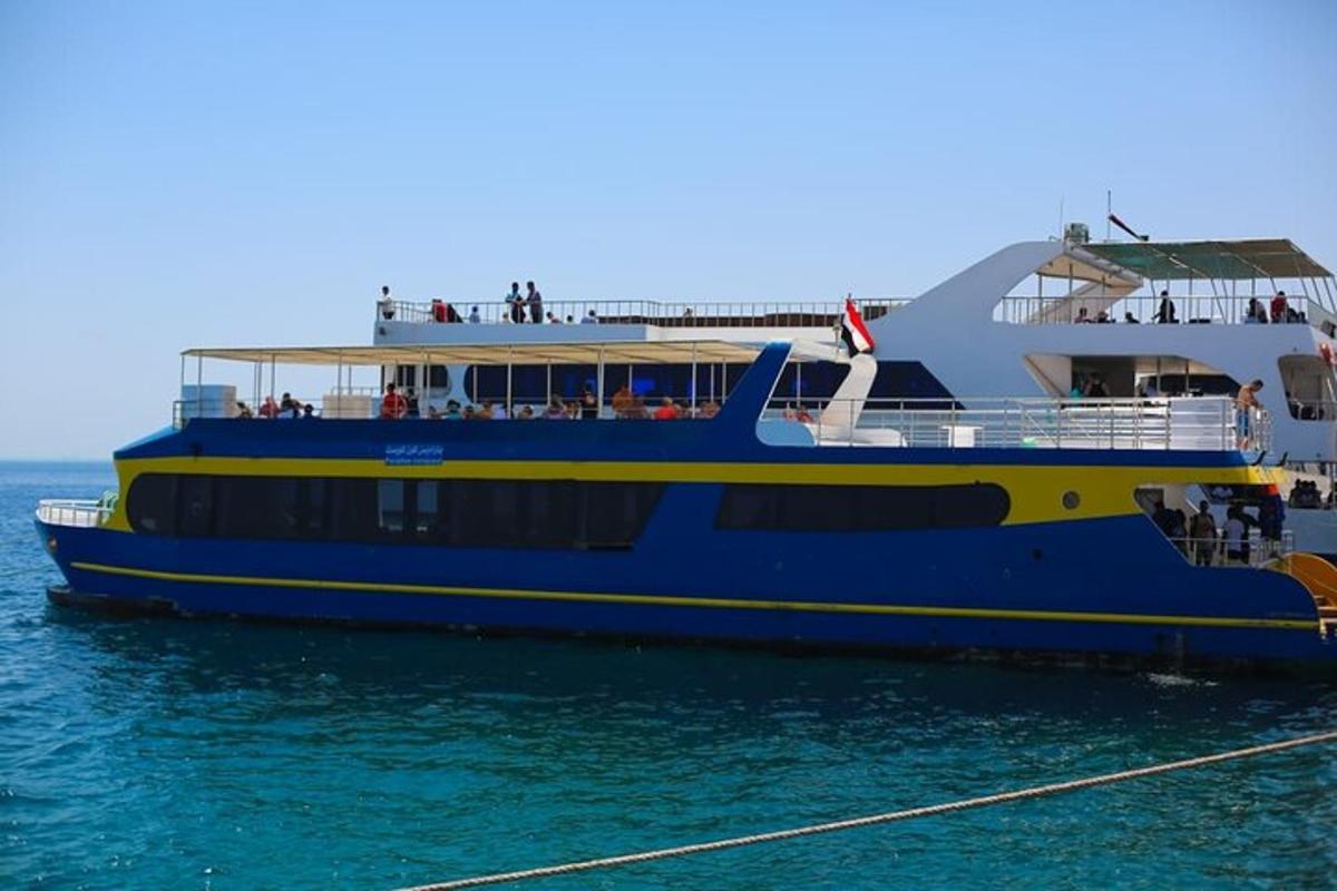 ein großes blau-gelbes Boot im Wasser