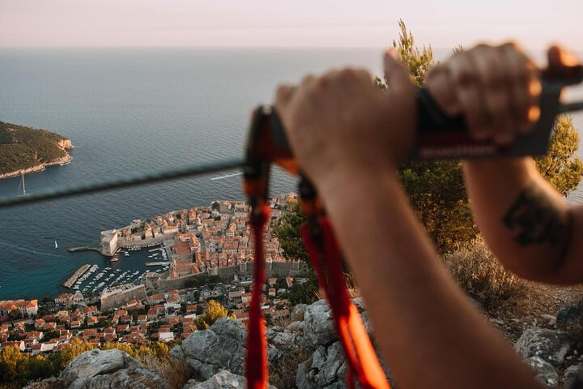 o persoană care ține un aparat foto pentru a fotografia un oraș