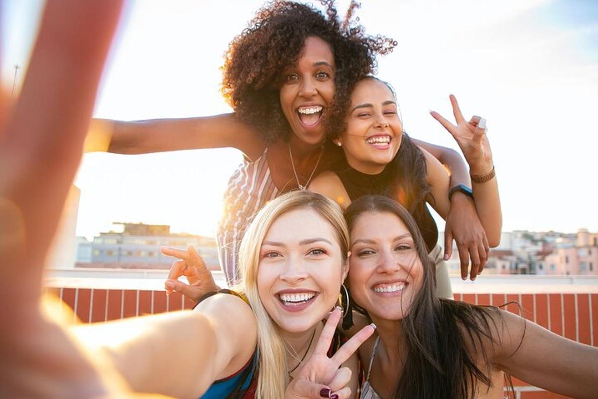 un gruppo di donne posa per una foto su un tetto